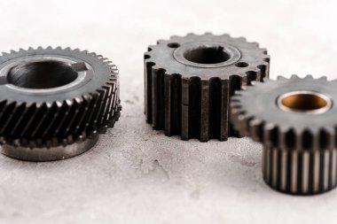 Gri arkaplanda metal yuvarlak dişliler
