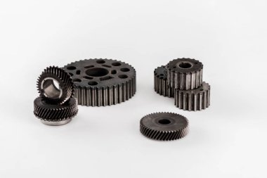 Metal yuvarlak dişliler kopyalama alanı ile beyaza izole edilmiş