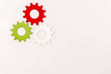 Beyaz üzerinde izole edilmiş renkli dişlilerin üst görünümü