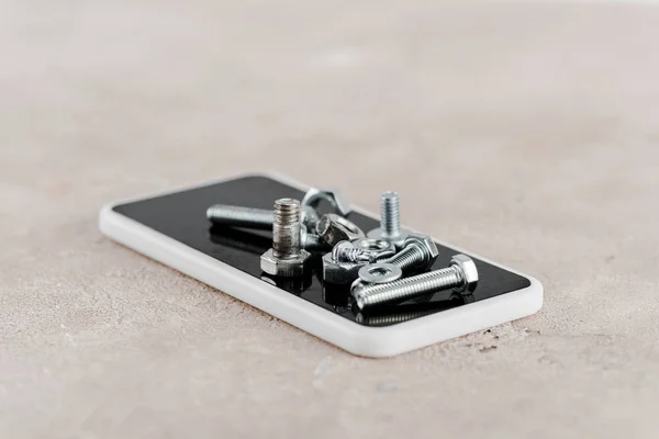 Metallschrauben Und Schrauben Smartphone Auf Grauem Hintergrund — Stockfoto