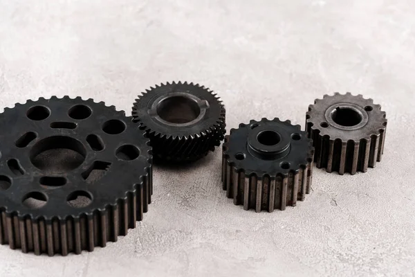 Gri arkaplanda metal yuvarlak dişliler
