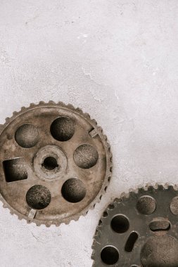 Gri arkaplanda eski metal yuvarlak dişlilerin üst görünümü