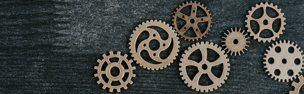 верхний вид ретро-металлических передач на темном деревянном фоне с копировальным пространством, панорамный снимок
