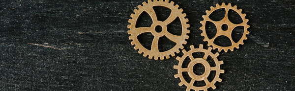 вид сверху на винтажные металлические шестерни на темном деревянном фоне с копировальным пространством, панорамный снимок
