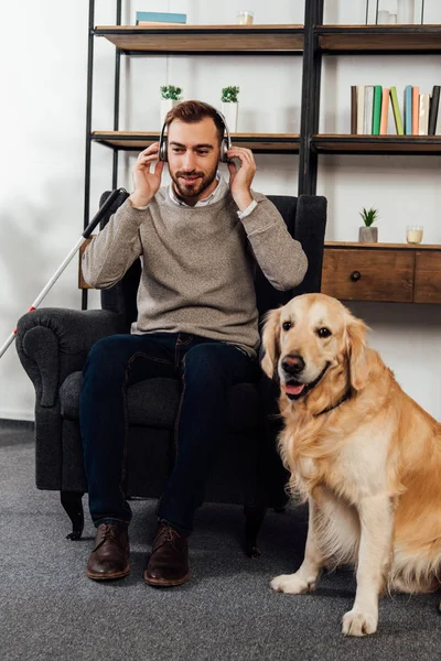 Visually Impaired Man Listening Music Headphones Golden Retriever Home — Stock Photo, Image