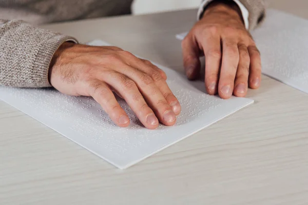 Vista Recortada Bind Man Reading Braille Font Paper Table — Foto de Stock