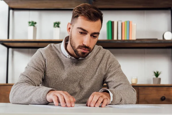 Slechtziende Man Die Brailleschrift Leest Aan Tafel — Stockfoto