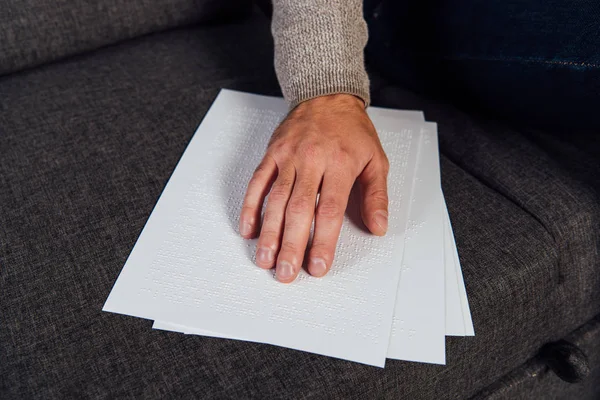Widok Niewidomego Czytającego Czcionkę Braille Sofie — Zdjęcie stockowe