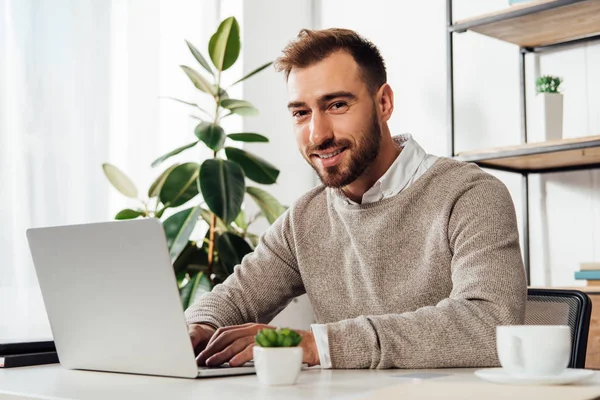 Sorrindo Homem Olhando Para Câmera Usar Laptop Casa — Fotografia de Stock