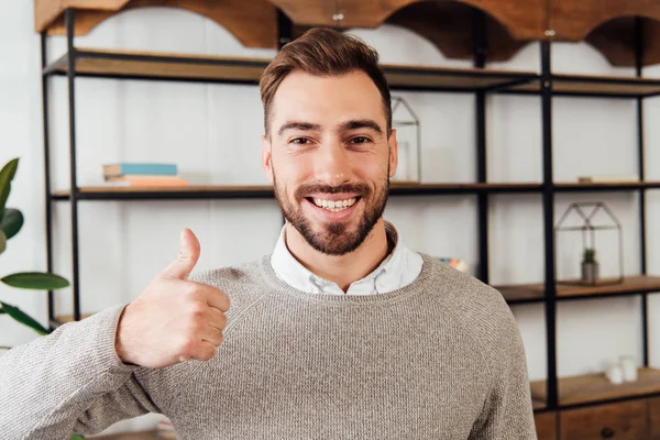 Bonito Homem Mostrando Polegar Acima Gesto Sorrindo Para Câmera — Fotografia de Stock