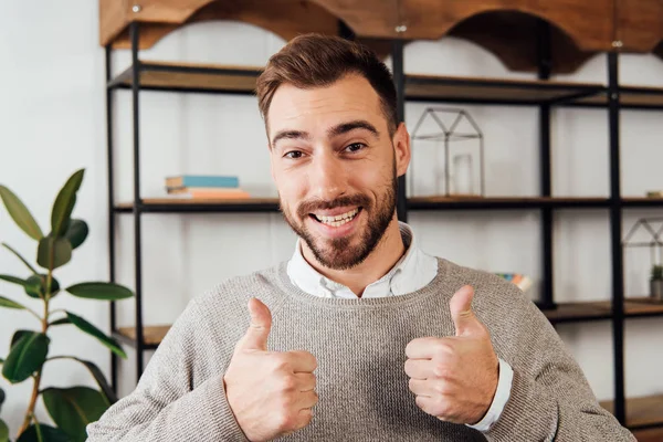 Hombre Guapo Mostrando Los Pulgares Hacia Arriba Gesto Sonriendo Cámara — Foto de Stock