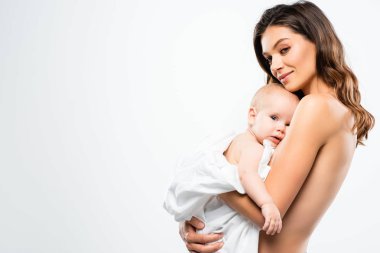 Gülümseyen çıplak anne portresi bebeğe sarılıyor, beyaz tenli.