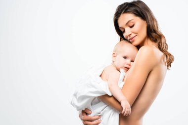 Gülümseyen çıplak anne portresi bebeğe sarılıyor, beyaz tenli.