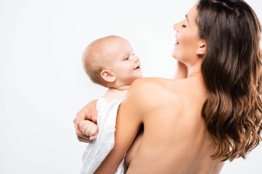 Gülen çıplak anne portresi mutlu bir bebek tutuyor, beyaz üzerinde izole edilmiş.