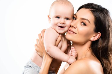 Çekici, çıplak anne portresi. Neşeli bir bebek tutuyor, beyaz üzerinde izole edilmiş.