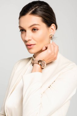 Gri takım elbiseli zarif bir iş kadını.