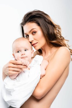Bebeği kucağında tutan çıplak anne portresi ve beyaza izole edilmiş kameraya bakmak.
