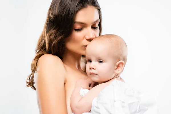 Retrato Mãe Nua Beijando Bebê Bonito Isolado Branco — Fotografia de Stock