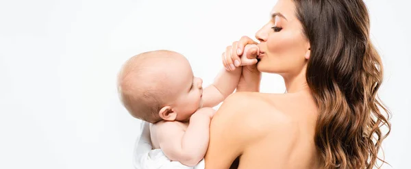 幸せな裸の母親が白に隔離された少年の手にキスをするパノラマ写真 — ストック写真