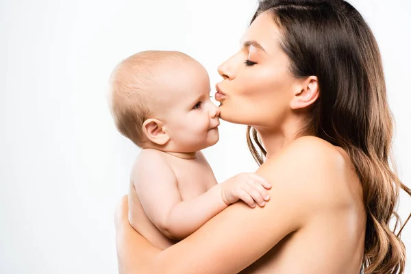 Retrato Atraente Mãe Nua Abraçando Beijando Menino Isolado Branco — Fotografia de Stock