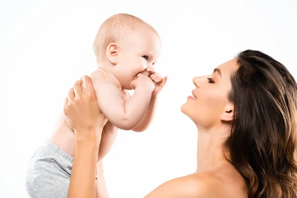 Porträt Einer Nackten Glücklichen Mutter Die Ihr Baby Ansieht Isoliert — Stockfoto