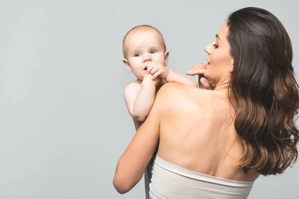 Achteraanzicht Van Jonge Moeder Houden Baby Jongen Geïsoleerd Grijs — Stockfoto