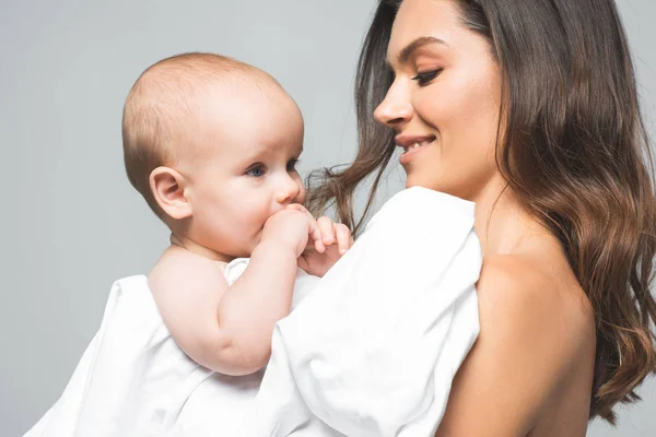 Porträt Einer Fröhlichen Nackten Mutter Mit Baby Isoliert Auf Grau — Stockfoto