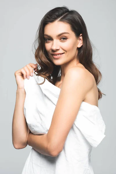 Retrato Hermosa Chica Sonriente Con Piel Perfecta Aislado Gris — Foto de Stock