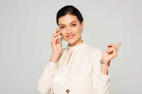 Beyaz Takım Elbiseli Zarif Bir Kadını Akıllı Telefondan Konuşuyor Gri — Stok fotoğraf