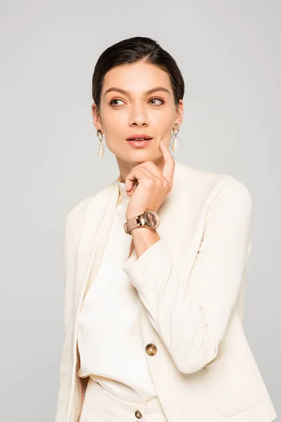 Jolie Femme Affaires Réfléchie Costume Blanc Isolée Sur Gris — Photo