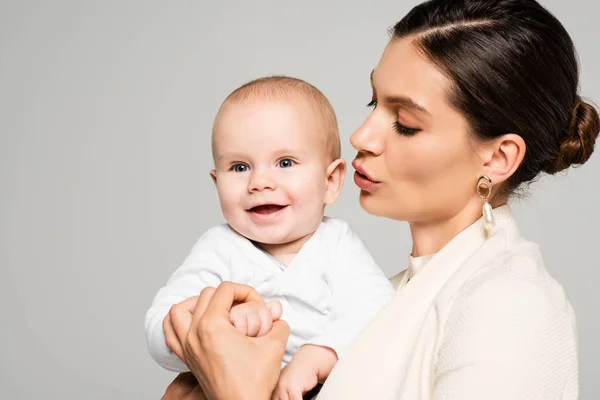 Schöne Geschäftsfrau Gespräch Mit Kleinen Lächelnden Baby Isoliert Auf Grau — Stockfoto