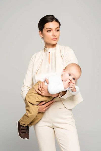 Schöne Geschäftsfrau Mit Entzückendem Baby Den Händen Isoliert Auf Grau — Stockfoto