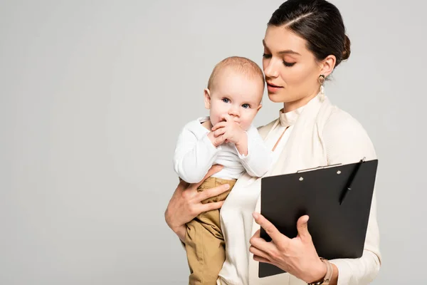 Empresária Com Bebê Adorável Mãos Segurando Prancheta Com Caneta Isolado — Fotografia de Stock