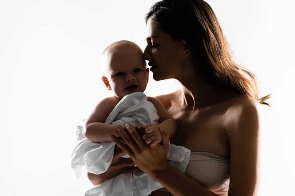 Silhouet Van Tedere Moeder Houden Baby Jongen Handen Geïsoleerd Wit — Stockfoto