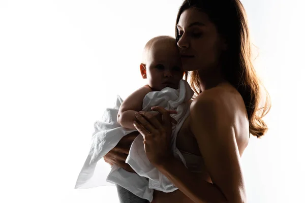 Σιλουέτα Της Όμορφης Μητέρας Κρατώντας Αγοράκι Στα Χέρια Απομονωμένο Λευκό — Φωτογραφία Αρχείου