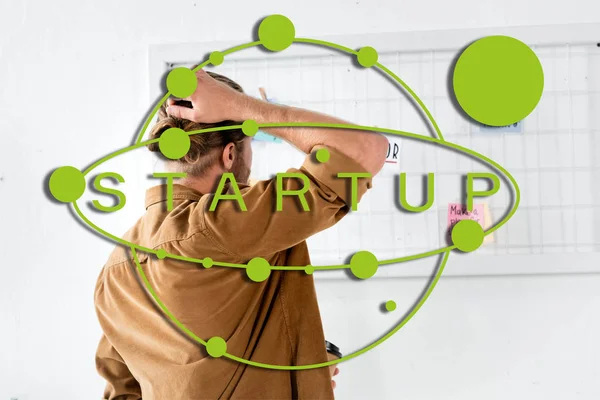Rückseite Von Mann Hemd Der Auf Whiteboard Büro Mit Startup — Stockfoto