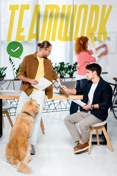 Amigos Bonitos Fazendo Papelada Golden Retriever Sentado Escritório Com Ilustração — Fotografia de Stock