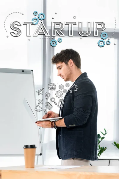 Widok Boku Przystojny Koszuli Pomocą Laptopa Biurze Startup Ilustracji — Zdjęcie stockowe