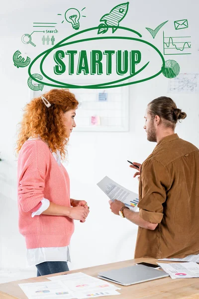 Visão Traseira Dois Amigos Conversando Fazendo Papelada Escritório Com Ilustração — Fotografia de Stock