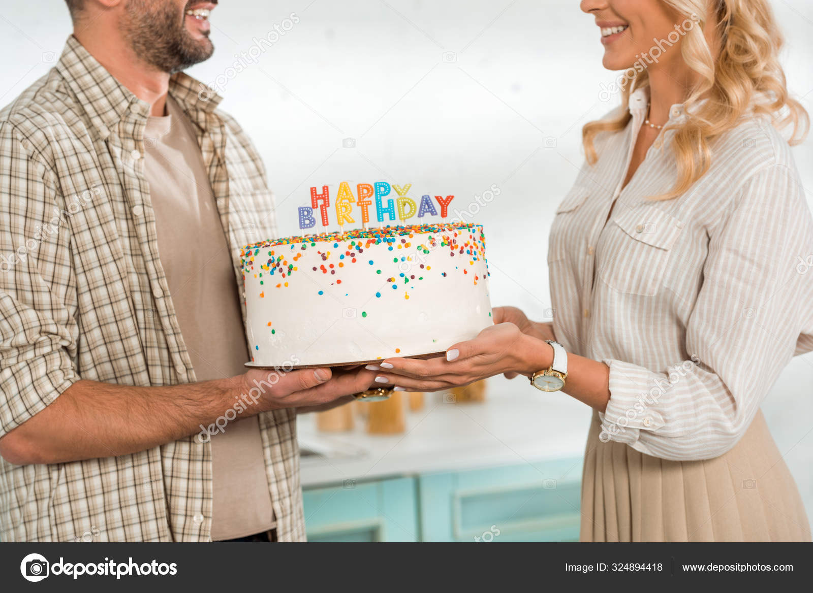 Vista Ritagliata Marito Moglie Sorridente Con Torta Compleanno Con Candele  — Foto stock di © IgorVetushko #324894418, image size:1600x1168