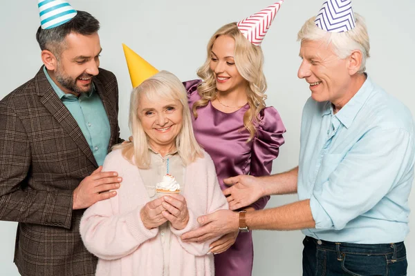 快乐的老年妇女 在丈夫身边拿着生日蛋糕 与成年的女儿和儿子被隔离在灰暗之中 — 图库照片