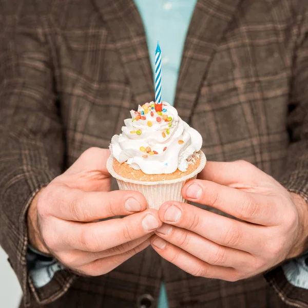 Fuoco Selettivo Dell Uomo Che Tiene Cupcake Compleanno Con Candela — Foto Stock