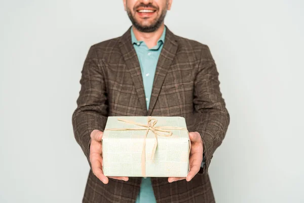 Περικοπή Άποψη Του Χαμογελαστού Άνδρα Κρατώντας Κουτί Δώρου Απομονώνονται Γκρι — Φωτογραφία Αρχείου