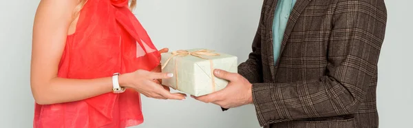 Καλλιεργημένη Άποψη Του Άνδρα Που Παρουσιάζει Κουτί Δώρου Στη Σύζυγο — Φωτογραφία Αρχείου