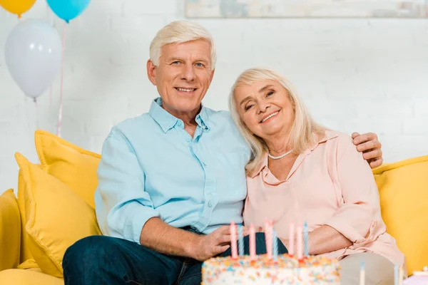 Feliz Marido Mulher Sênior Sentado Perto Bolo Aniversário Sorrindo Para — Fotografia de Stock