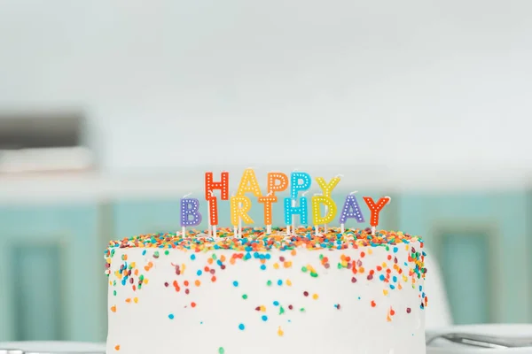 Delicioso Pastel Cumpleaños Con Velas Colores Letras Cumpleaños Feliz — Foto de Stock