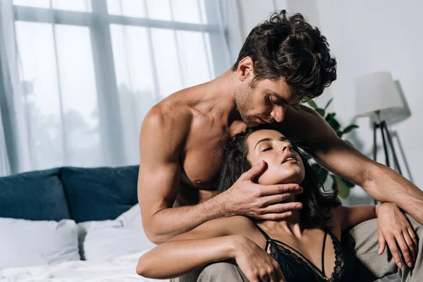 Şehvetli Üstsüz Bir Adam Yatakta Oturuyor Seksi Kız Arkadaşının Yüzüne — Stok fotoğraf