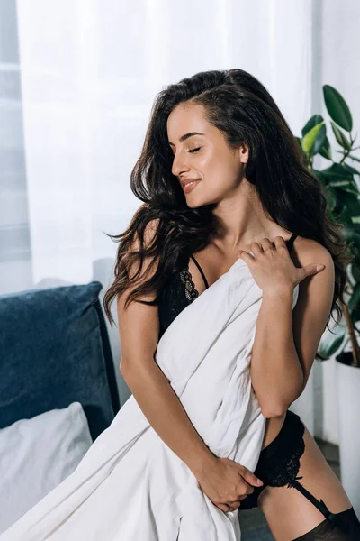 Улыбающаяся Мечтательная Девушка Нижнем Белье Завернутая Одеяло Спальне — стоковое фото