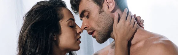 Tiro Panorâmico Homem Bonito Beijando Mulher Bonita — Fotografia de Stock