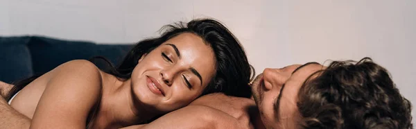 幸福女孩躺在男朋友胸前的全景照 — 图库照片